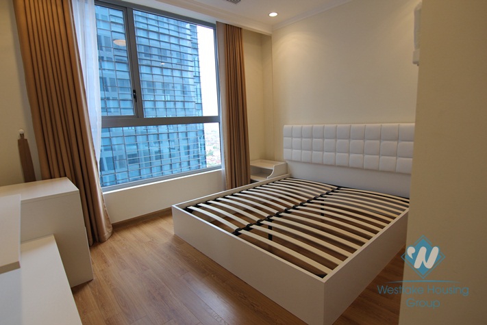 Beautiful and clean apartment for rent in Vinhomes Nguyen Chi Thanh, Dong Da, Ha Noi